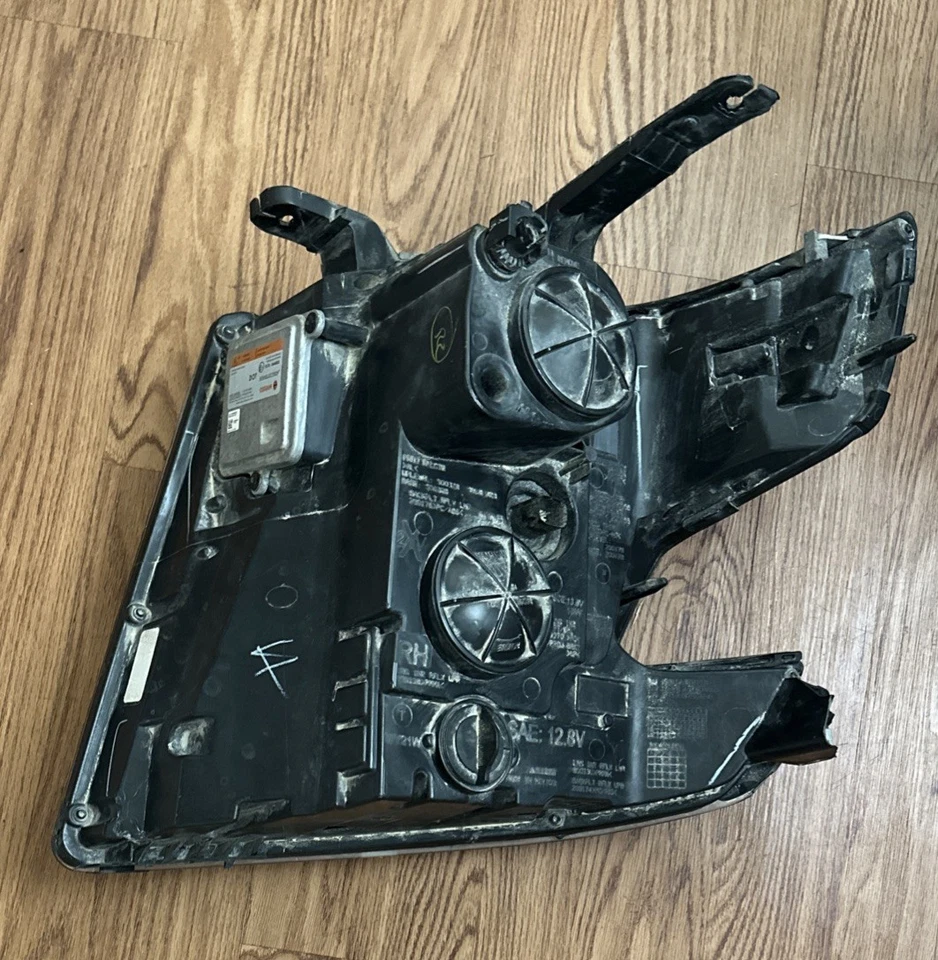 Faro oculto delantero pasajero derecho Chevrolet Suburban Tahoe LTZ 2015-2020 OEM😊 Foto 2 de 4