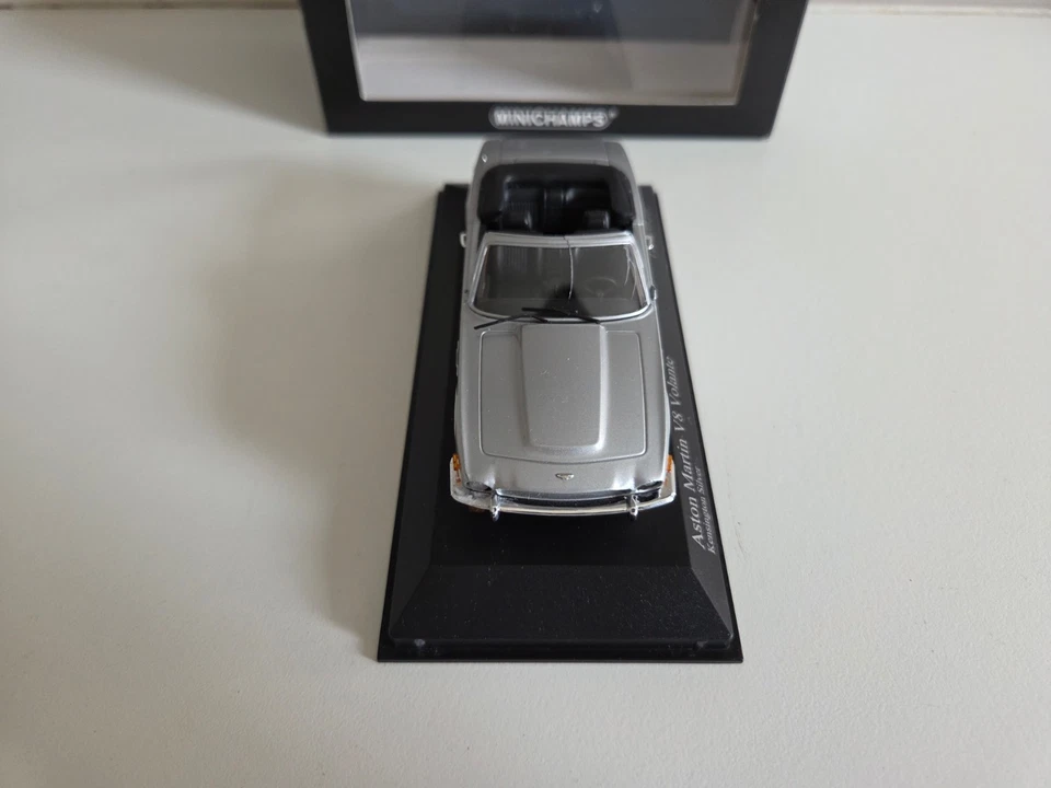 Minichamps 1/43 Aston Martin V8 Volante - Kensington Silver - 1987 - 400137731 - Immagine 2 di 4