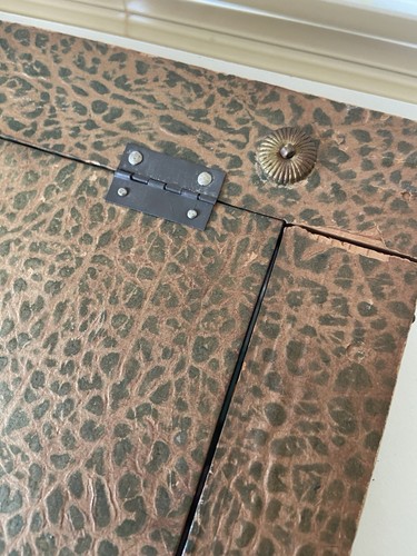 Antiguo HERMOSO Marco de Dragón Chino Asiático de Metal Martillado Soporte con Vidrio Plateado - Imagen 7 de 21