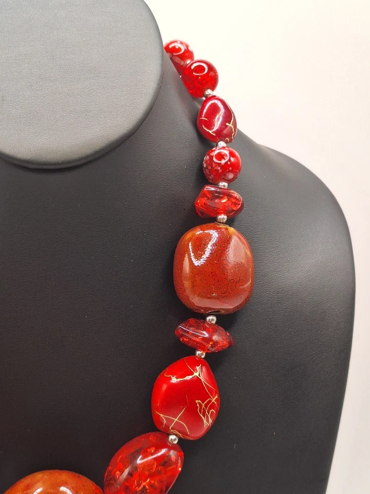 Marbled Red Rusty Amber Color Chunky Necklace With A Statement Foto 3 de 4