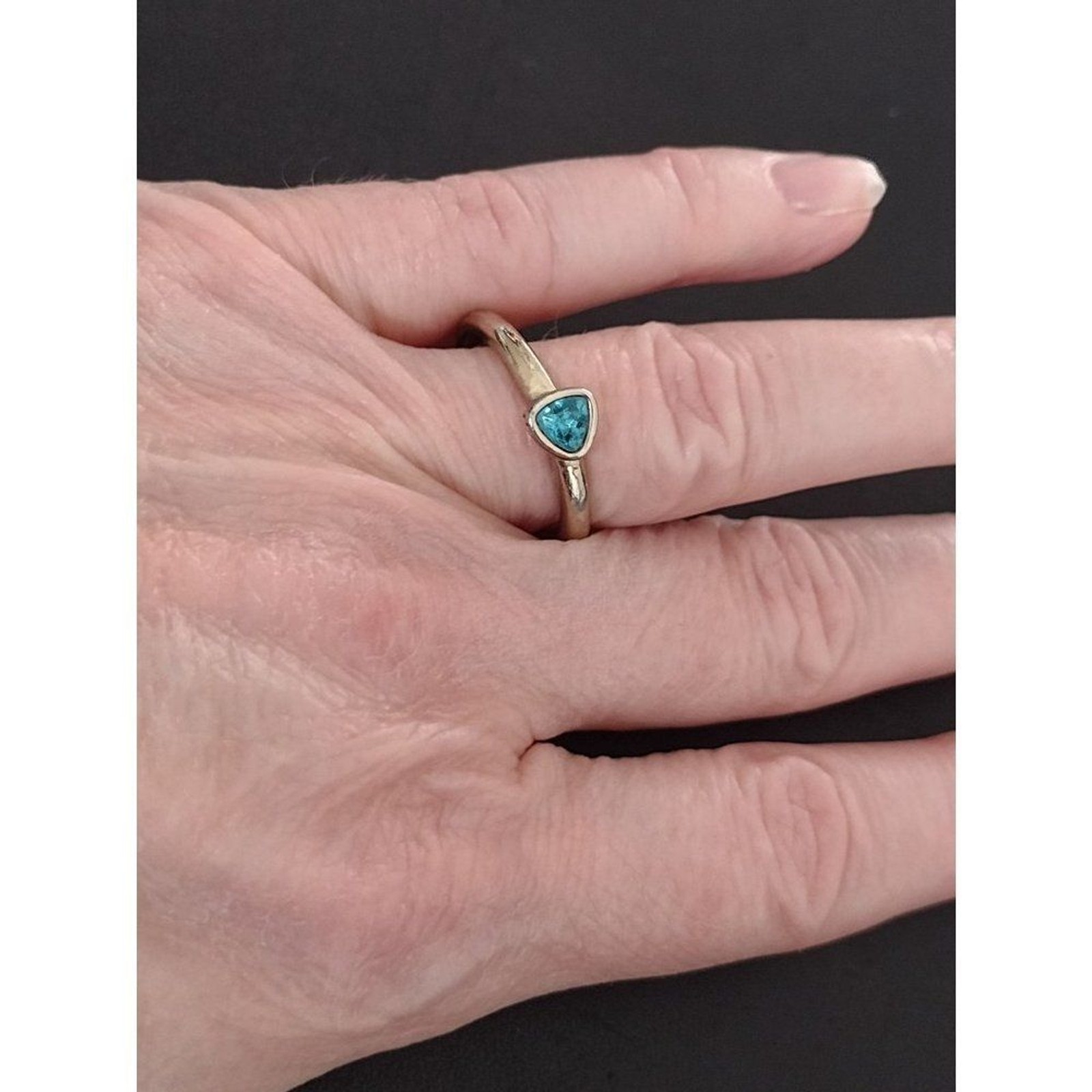 Silver tone triangular blue rhinestone ring size 8 - image 9