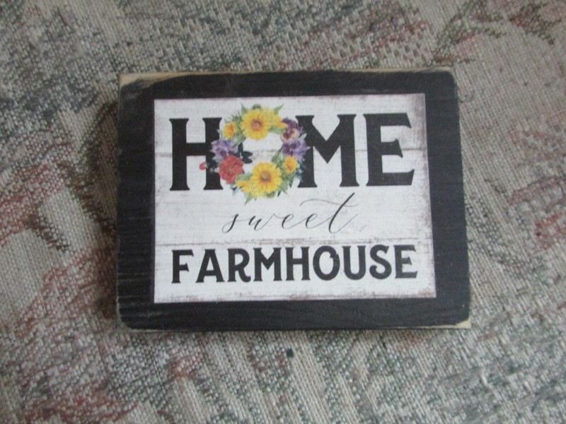 White small HOME sweet FARMHOUSE flower with black edges and letters sign