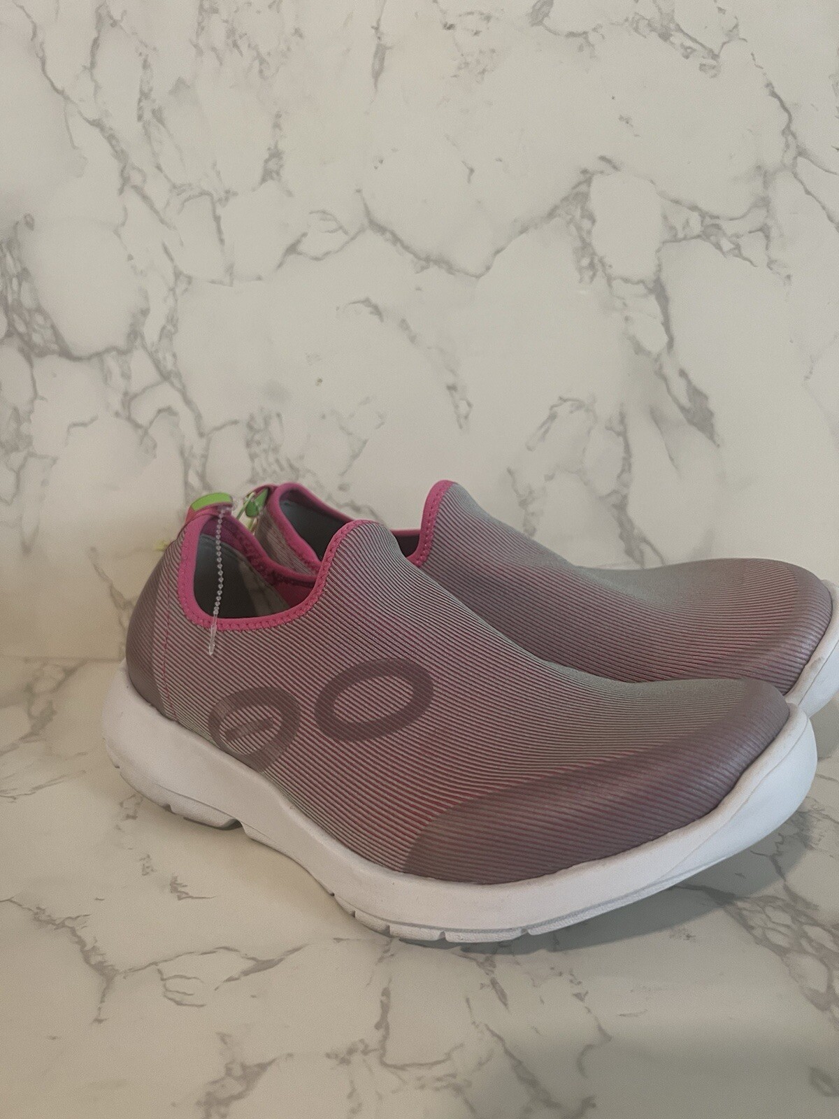 ZAPATO BAJO DEPORTIVO OOFOS OOMG EN FUCSIA TALLA 8