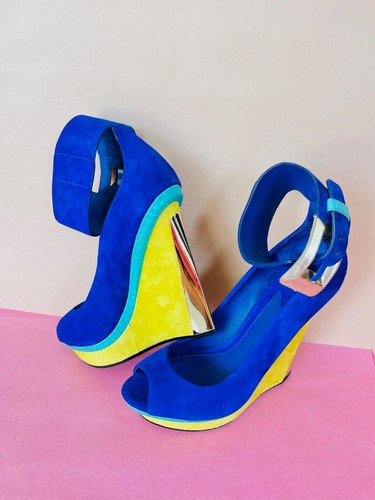 Sandali con zeppa Brian Atwood blu e giallo elettrici in camoscio. Prezzo consigliato: £ 360! Nuovissimo. UK7
