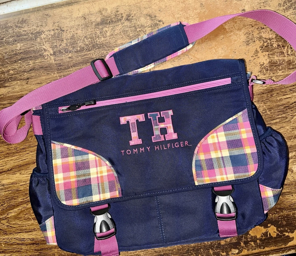 Tommy Hilfiger Mensajero Viaje O Bolsa Pañales Equipaje. Madras escoceses azul marino y rosa Foto 2 de 4