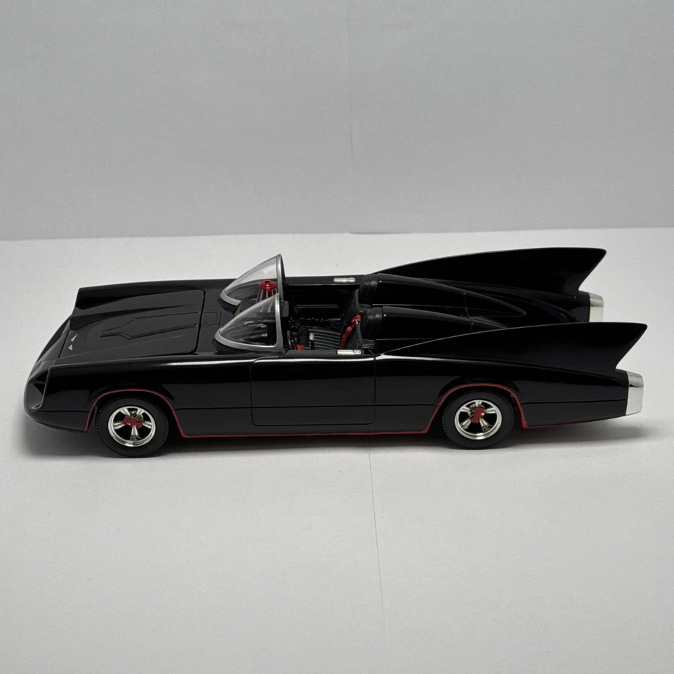 Johnny Lighting Batmobile 1/24 Scale Model Kit 6904 DC Comic Model Car - No Box - Image 3 of 4