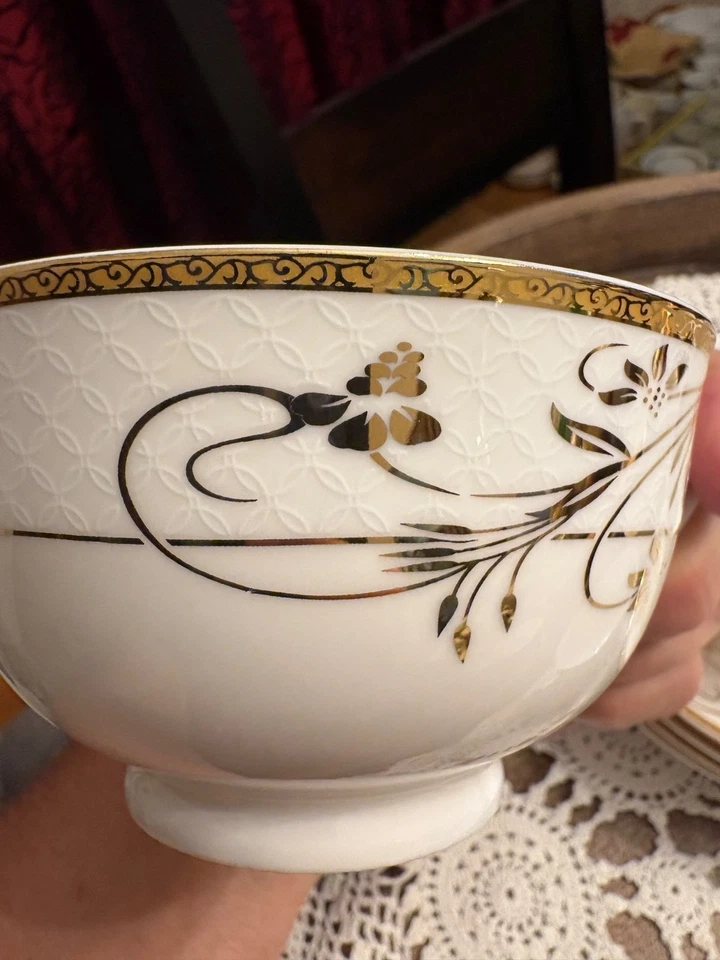 La Luna Bone China 8 Piezas Oro 24K Diseño Floral Café Té, Servicio para 4 Foto 4 de 4