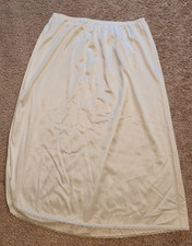 WOMENS medium VANITY FAIR HALF SLIP white LENGTH 26" SIDE SLIT ANTRON III NYLON