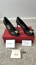 Zapatos Salvatore Ferragamo Italia charol negro pola rayas doradas 7 cm talla 8