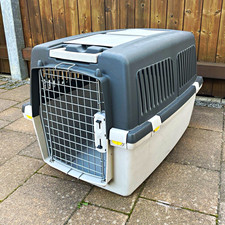 Hundetransportbox Transportbox aus Kunststoff mit Metallgittertür, grau/beige Hundetransportbox Transportbox aus Kunststoff mit Metallgittertür, grau/beige