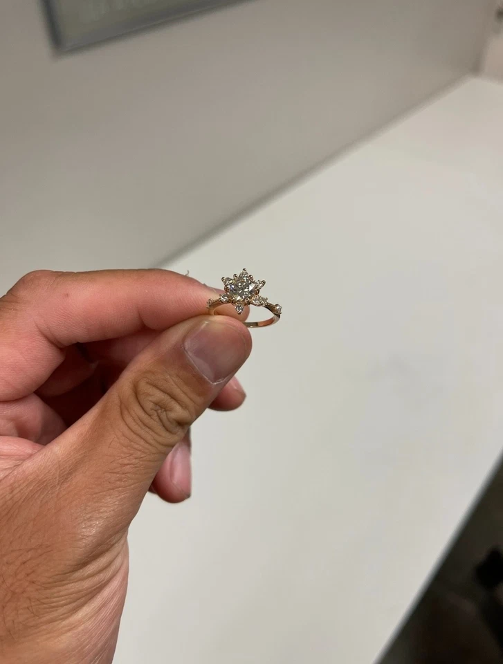 Anillo de compromiso de diamantes único hecho a medida / banda de oro rosa de 18 k / cultivado en laboratorio Foto 2 de 3