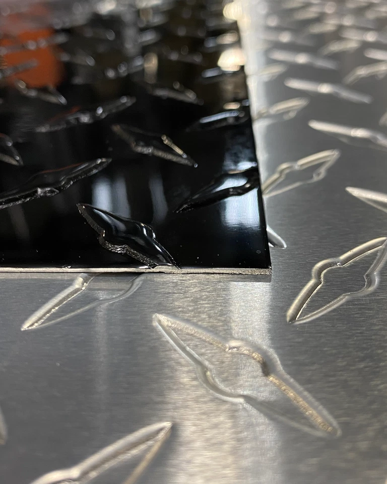 Placa de diamante brillante negro de 12" x 48" de aluminio de 0,050" de espesor - calibre 16, en relieve Foto 2 de 3