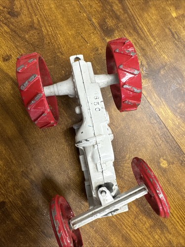 Tractor de juguete Fordson gris de colección con ruedas rojas - Imagen 4 de 6
