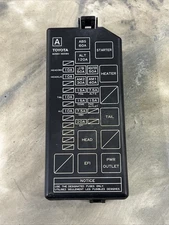 01-04 TOYOTA TACOMA ENGINE FUSE BOX RELAY LID COVER PANEL TRIM 82661-3D090 2.7