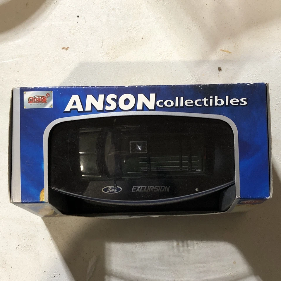 Coche modelo SUV Anson Ford Excursion verde fundido a presión 1/43 Foto 2 de 4