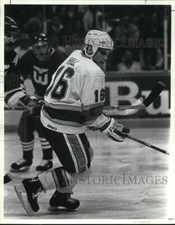 1989 Press Photo St Louis Blues, Sean Hill, Shoots Puck Away From Opposing Team