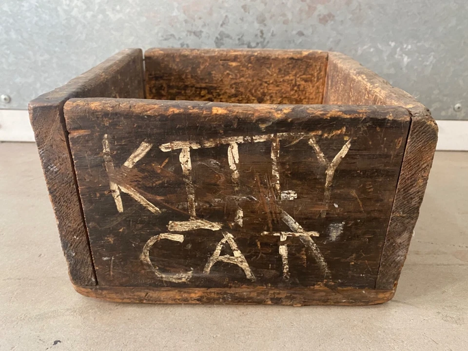 🔥 Antique Old Primitive American Folk Art Painted Kitty Cat Food Wood Box 1930s - Image 2 of 4