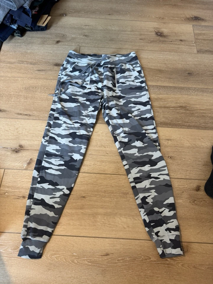 Jogger para mujer Zyia gris camuflaje desenrollable, talla pequeña Foto 2 de 4