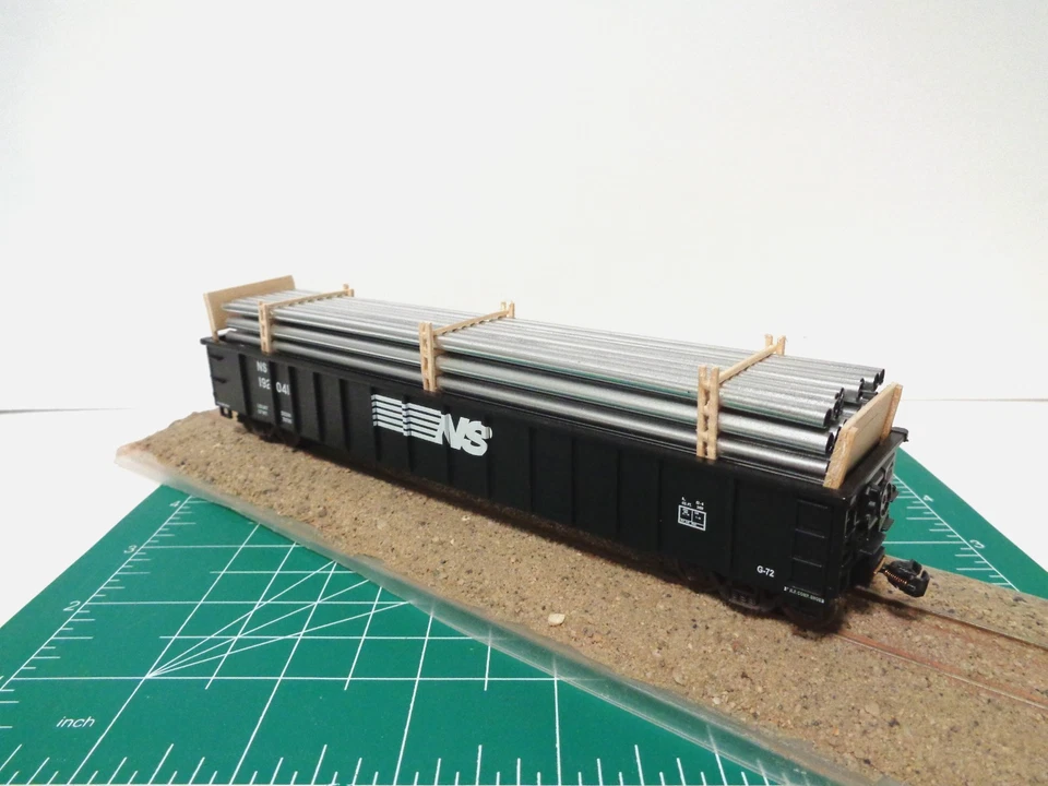 Atlas Trainman 52' Mill Gondola NS w/Custom Pipe Load - Image 2 of 4