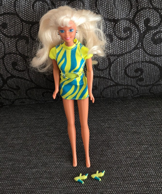 Barbie Movin Groovin mit hellblondem Haar