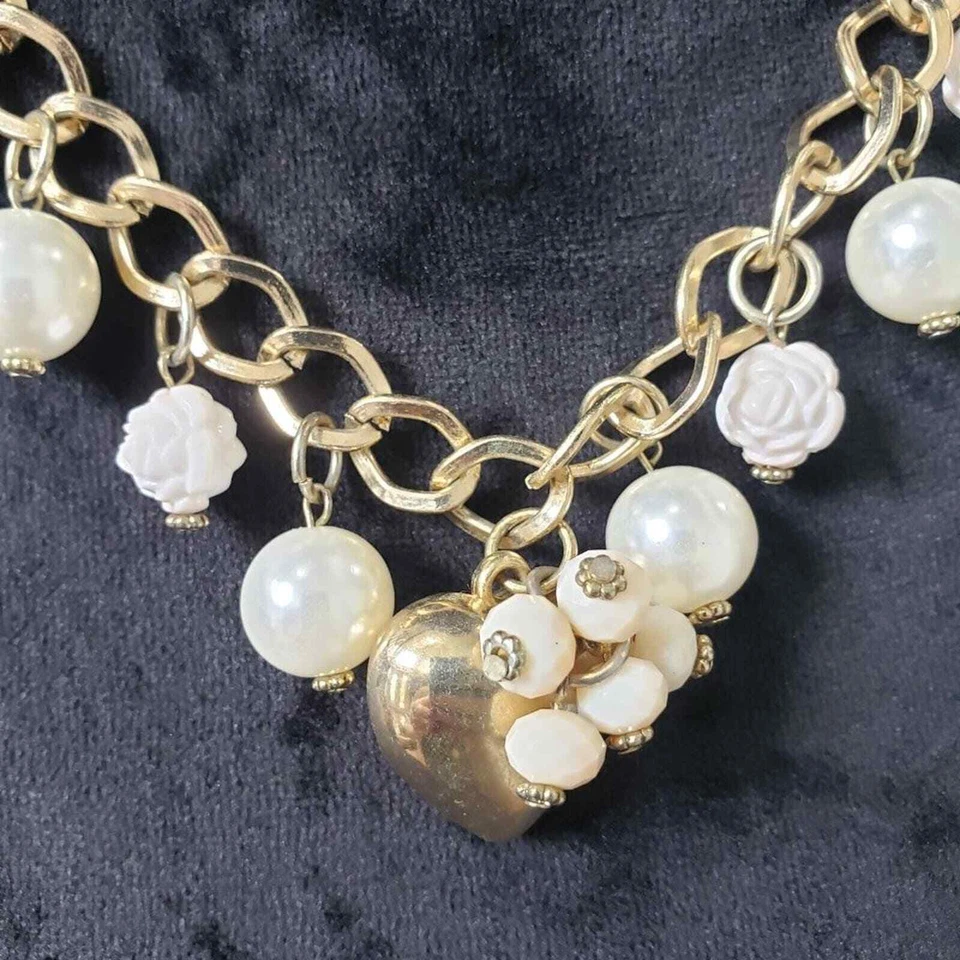 Collar colgante corazón tono dorado flor blanca cuentas perlas redondas moda mujer Foto 2 de 4