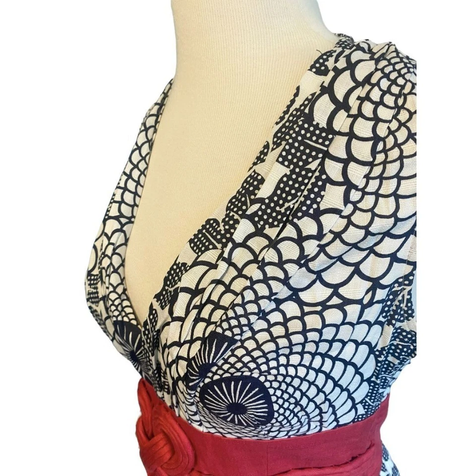 Blusa de seda 4 Beth Bowley Anthropologie azul marino crema floral nudo rojo inspiración asiática Foto 4 de 4