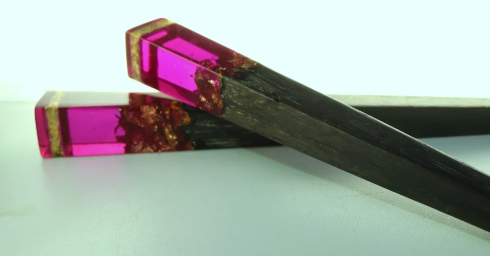 Dos palos de pelo de roble con detalles de hoja de oro de resina fucsia púrpura de 6" Foto 4 de 4