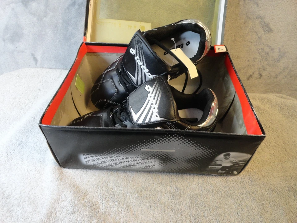 Botines de fútbol Lotto negros/plateados nuevos en caja TGT8393J206-L0207 Foto 2 de 4