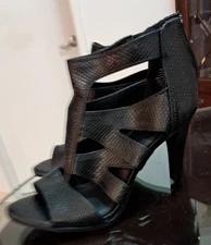 Simply Vera Wang black High heel shoe  10M Open Toe Zip Back