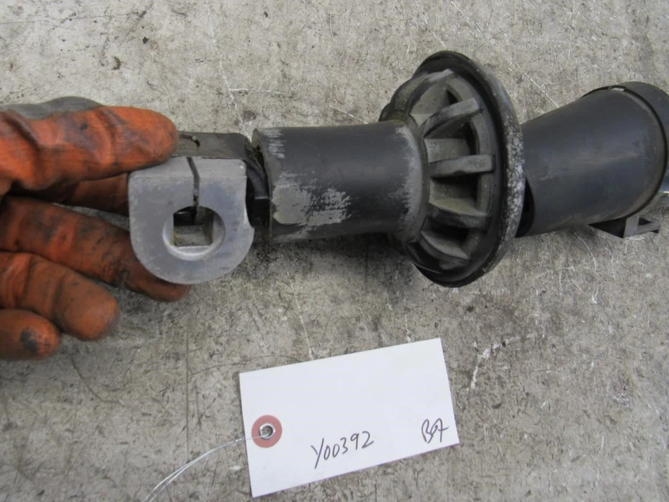 2001 Lincoln Navigator steering column intermediate lower shaft coupling joint Foto 2 de 4