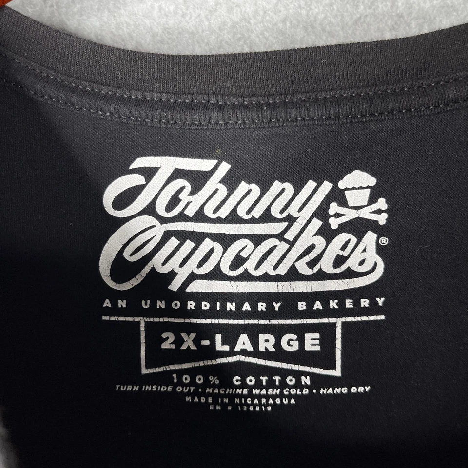 Camiseta Johnny Cupcakes 2XL Negra Blanca Gráfica Logo Estampado Informal Para Hombre Foto 4 de 4