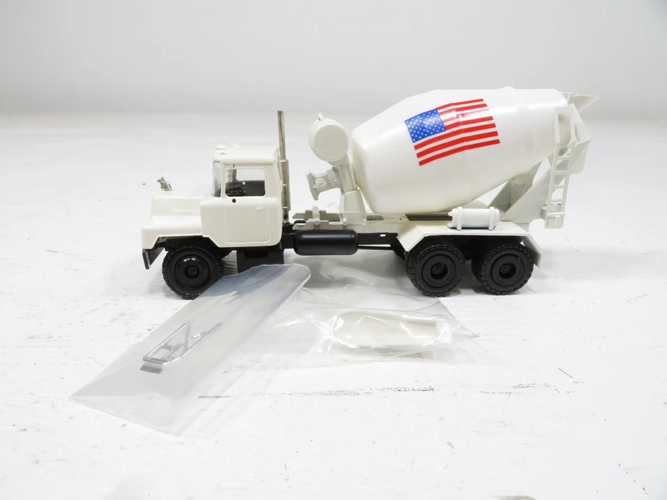 Camión de hormigón y cemento Conrad 3684 Mack Putzmeister LN Foto 3 de 4