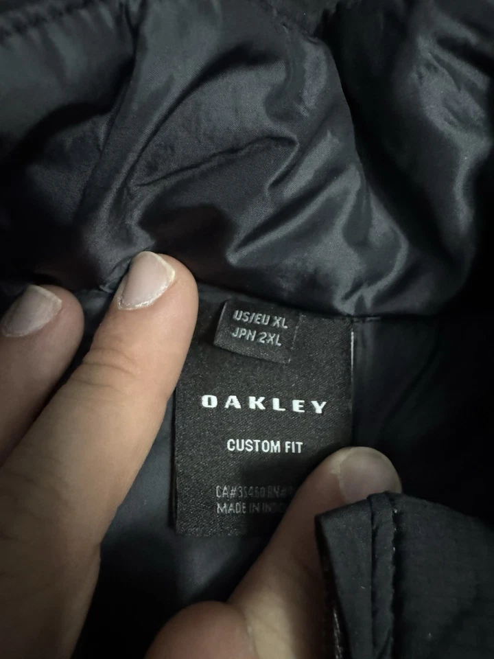 Chaqueta acolchada ligera con cremallera completa aislada Oakley para hombre XL personalizada negra golf opio Foto 3 de 4