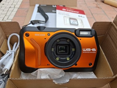 RICOH WG-6 orange kompakte Digitalkamera TOP gebraucht in OVP + 64 GB Karte neu
