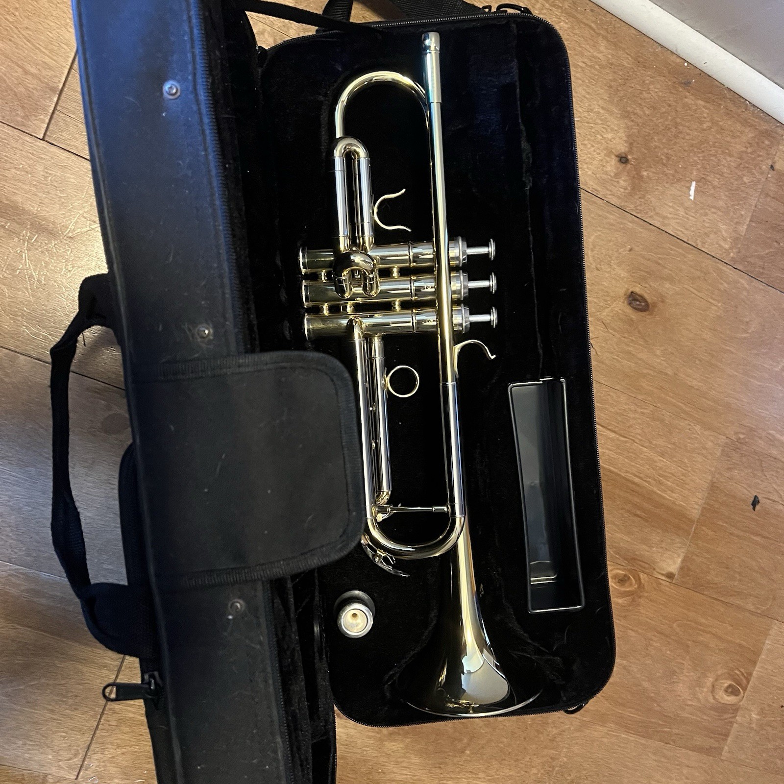 Jean Paul Bb Trumpet Brass Student Band Instrument with Case Mouthpiece