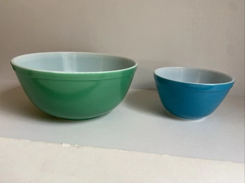 Set of two vintage Pyrex mixing bowls 401 & 403 A5