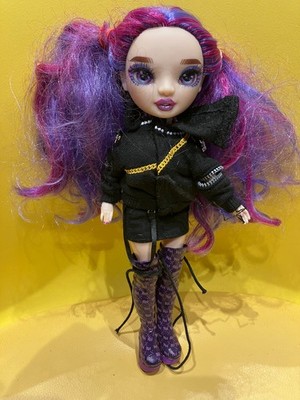 Emi Vanda Rainbow High Serie 3 Modepuppe schwarz Outfit lila Haare