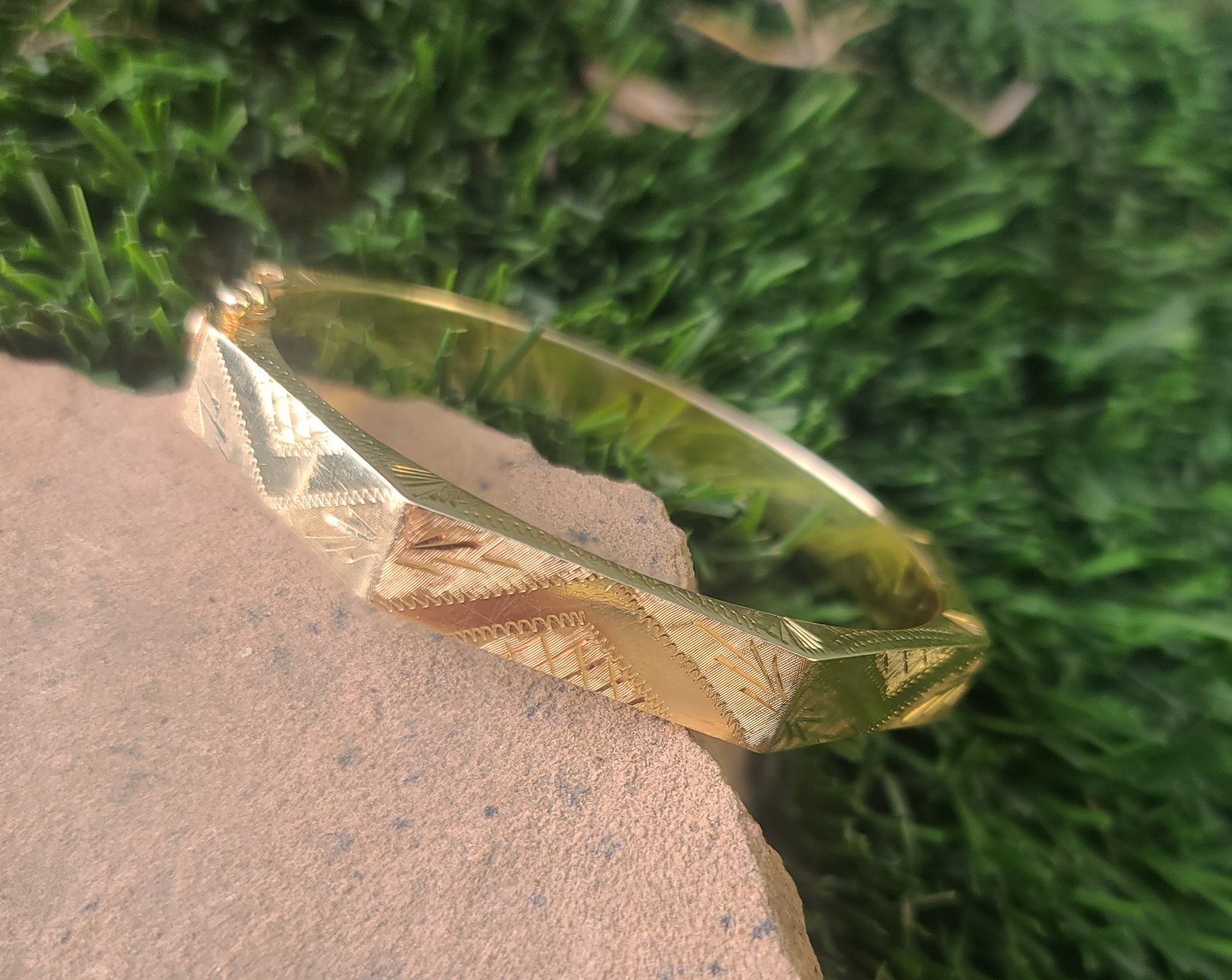 14k Solid Yellow Gold Hinged Octogonal Bangle 6" … - image 5