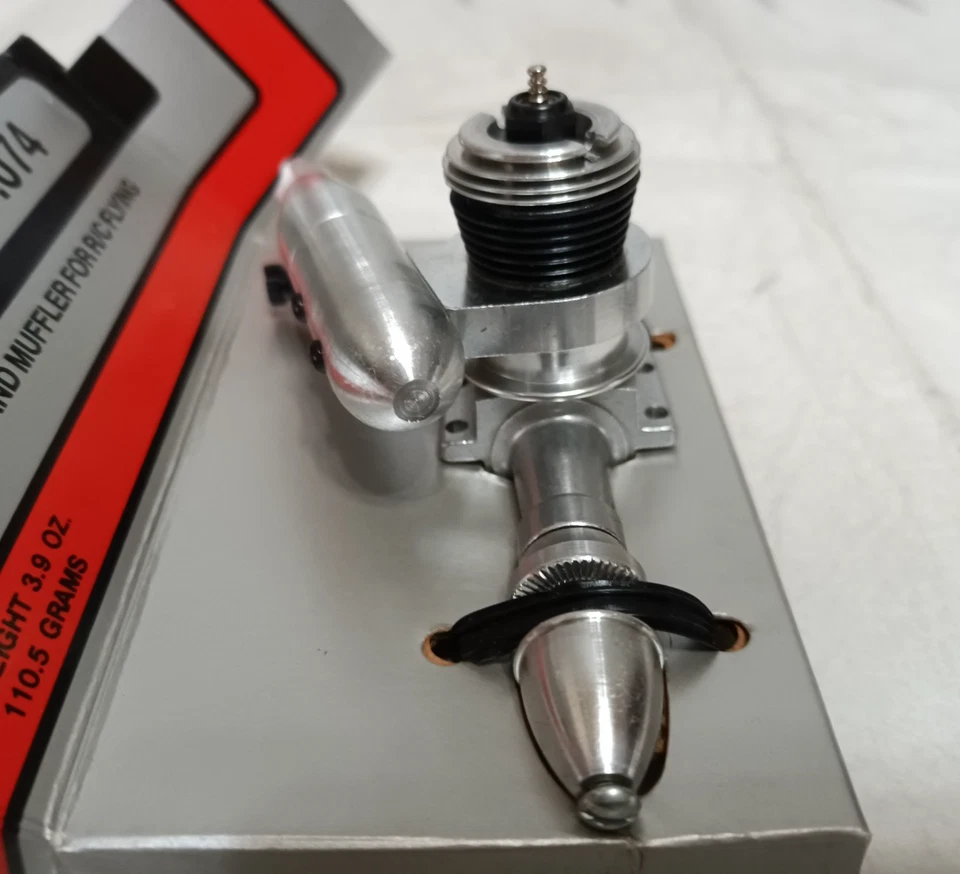 COX QUEEN BEE .074 Engine with Throttle Controll & Muffler Vintage New in Box - Image 4 of 4