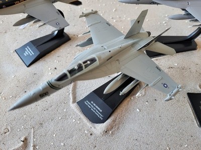 F - 18 Hornet Growler USAF Navy '' Darth Vader '' Starwarriors 1:100  Aircraft Jet