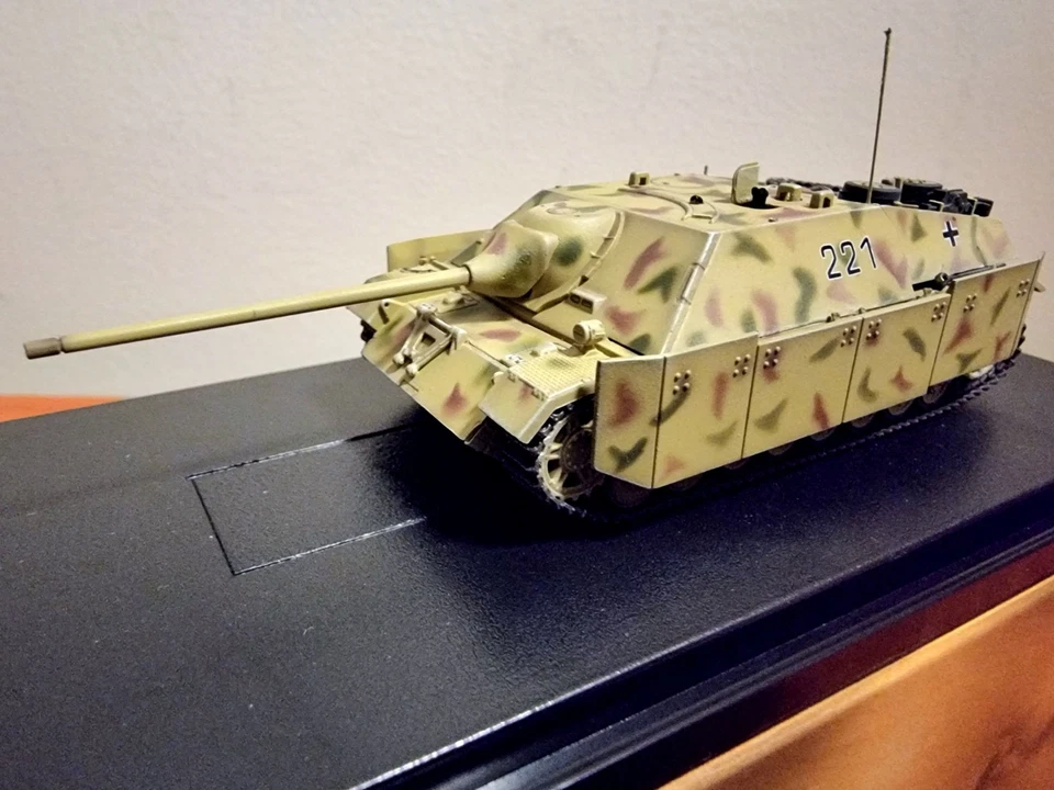 Dragon Armor 1:72 Jagdpanzer IV L/70 Command Version, Western Front 1945. - Image 3 of 4