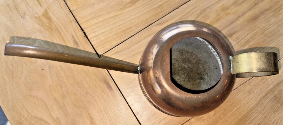 Regadera interior pequeña vintage de cobre con caño largo Foto 3 de 4