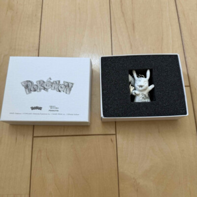 限定 danielarsham pokemon 2G KEY CHAIN Daniel Arsham x Pokemon 2G Crystalized Figure Pikachu Keychain