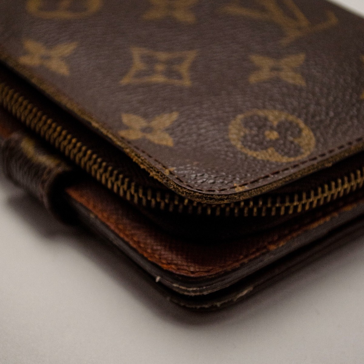 ＬOＵIＳ　VＵＴＴ ＯN Zippy Coin Purse Monogram - Small Coin Bag - WOMEN | LOUIS