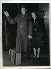 1942 Press Photo PFC & Mrs. Russell Jenkins wave happily on arrival at Penn Sta.