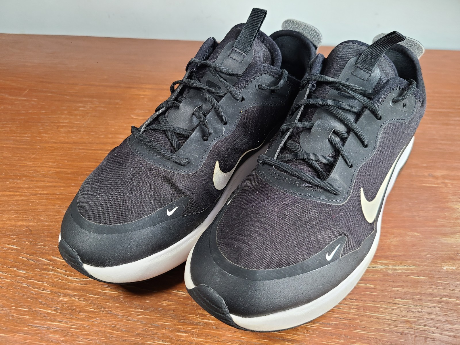Nike Air Max Dia Womens Size 9 Black White Athletic Running Shoes Sneakers