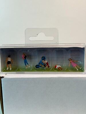 Faller HO Scale #151081 Young Family Figures