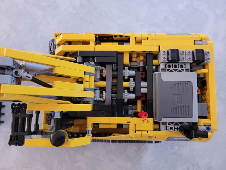 LEGO TECHNIC: Motorized Excavator (8043) - Image 2 of 4
