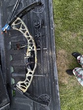 Camo Hoyt Torrex Compound Bow With Three Easton Flatline Arrows