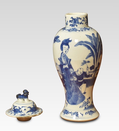 19th Century Chinese Blue and White Porcelain Vase | Painted Figures & Foliated - 第 3/6 張圖片